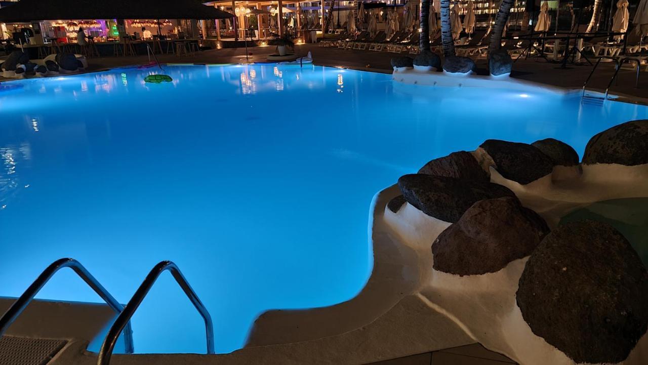Ocean Breeze Oasis: Deluxe Beachfront Retreat with Stunning Views Playa Del Cura  Exterior photo