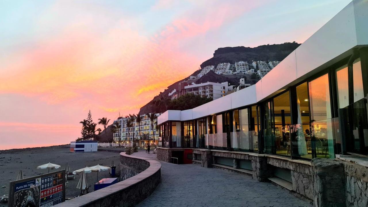 Ocean Breeze Oasis: Deluxe Beachfront Retreat with Stunning Views Playa Del Cura  Exterior photo