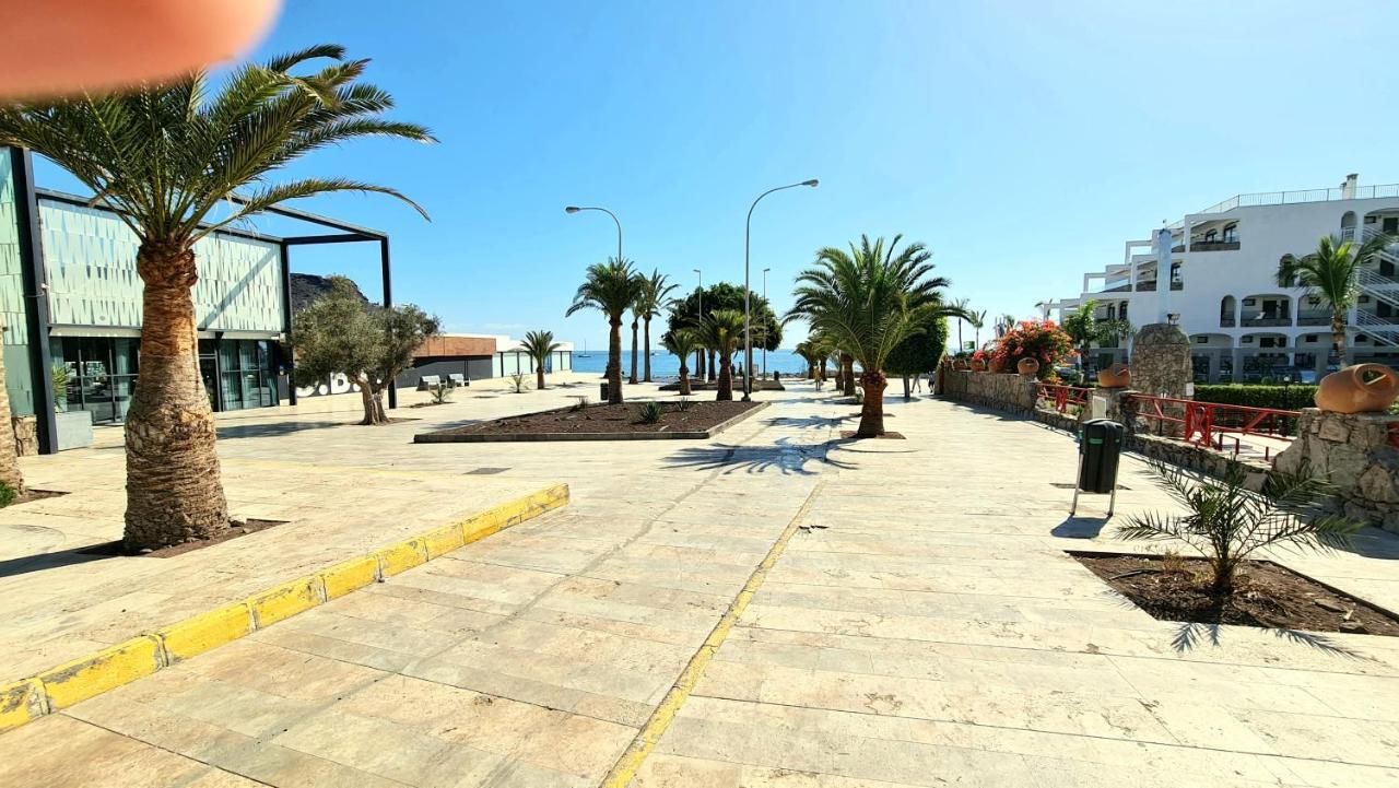 Ocean Breeze Oasis: Deluxe Beachfront Retreat with Stunning Views Playa Del Cura  Exterior photo
